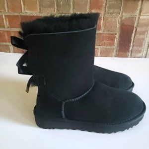 NWB UGG Bailey Bow II Short - Size 6 Women's